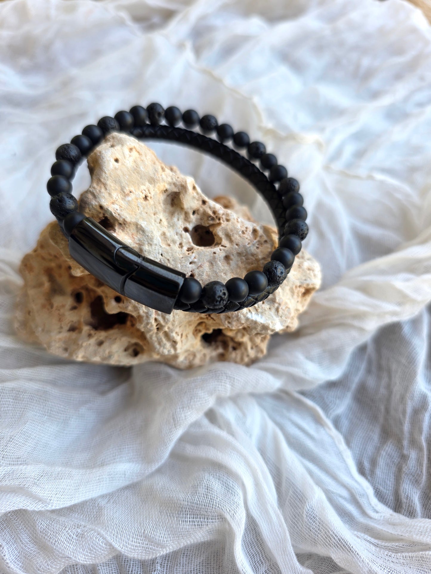 Pulsera Aska de Cuero Negro con Piedra de Lava y Shungita – Vitalidad y Escudo Energético