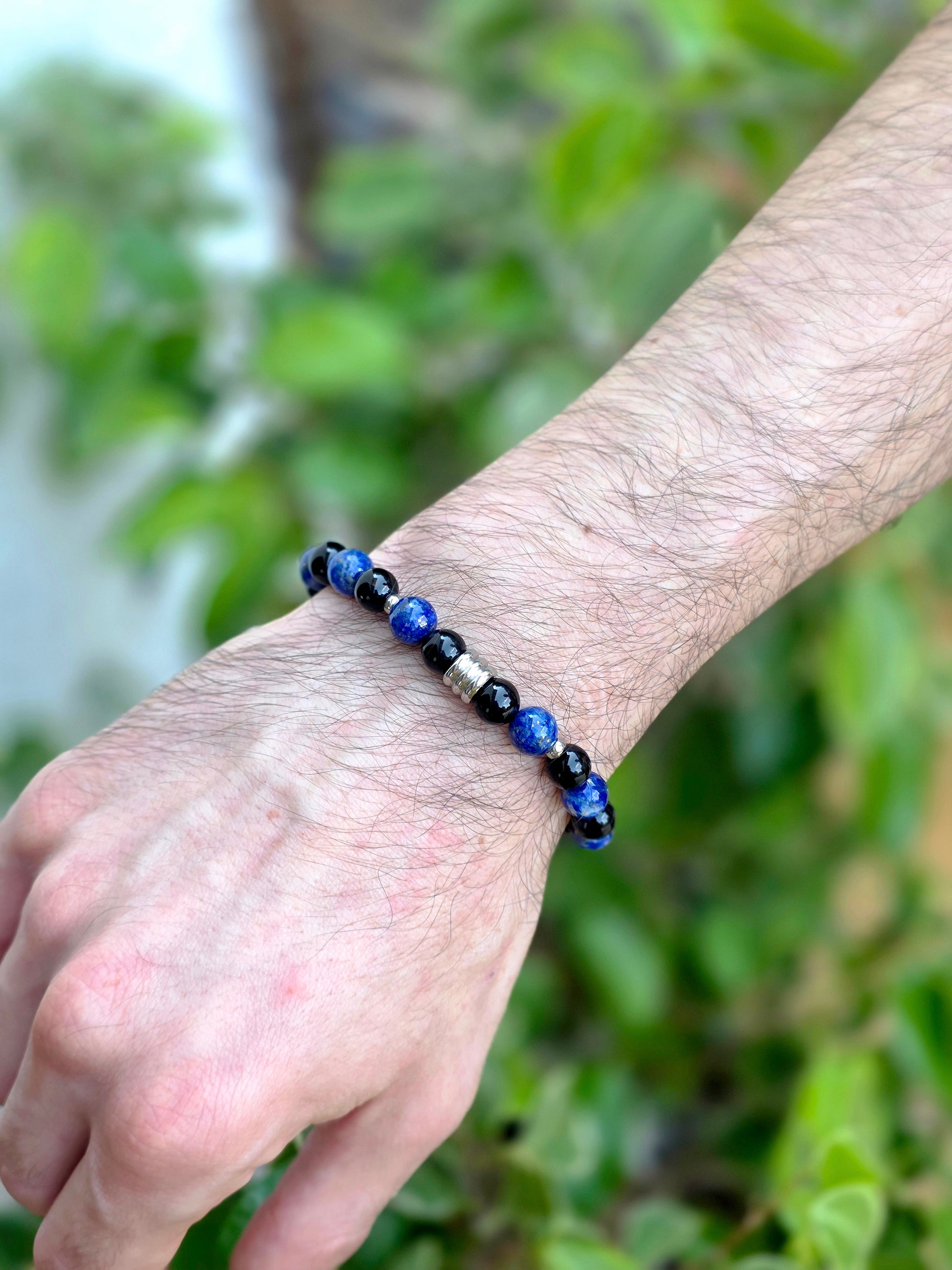 Pulsera Célyos plateada con lapislázuli y ónix – joya de sabiduría y protección
