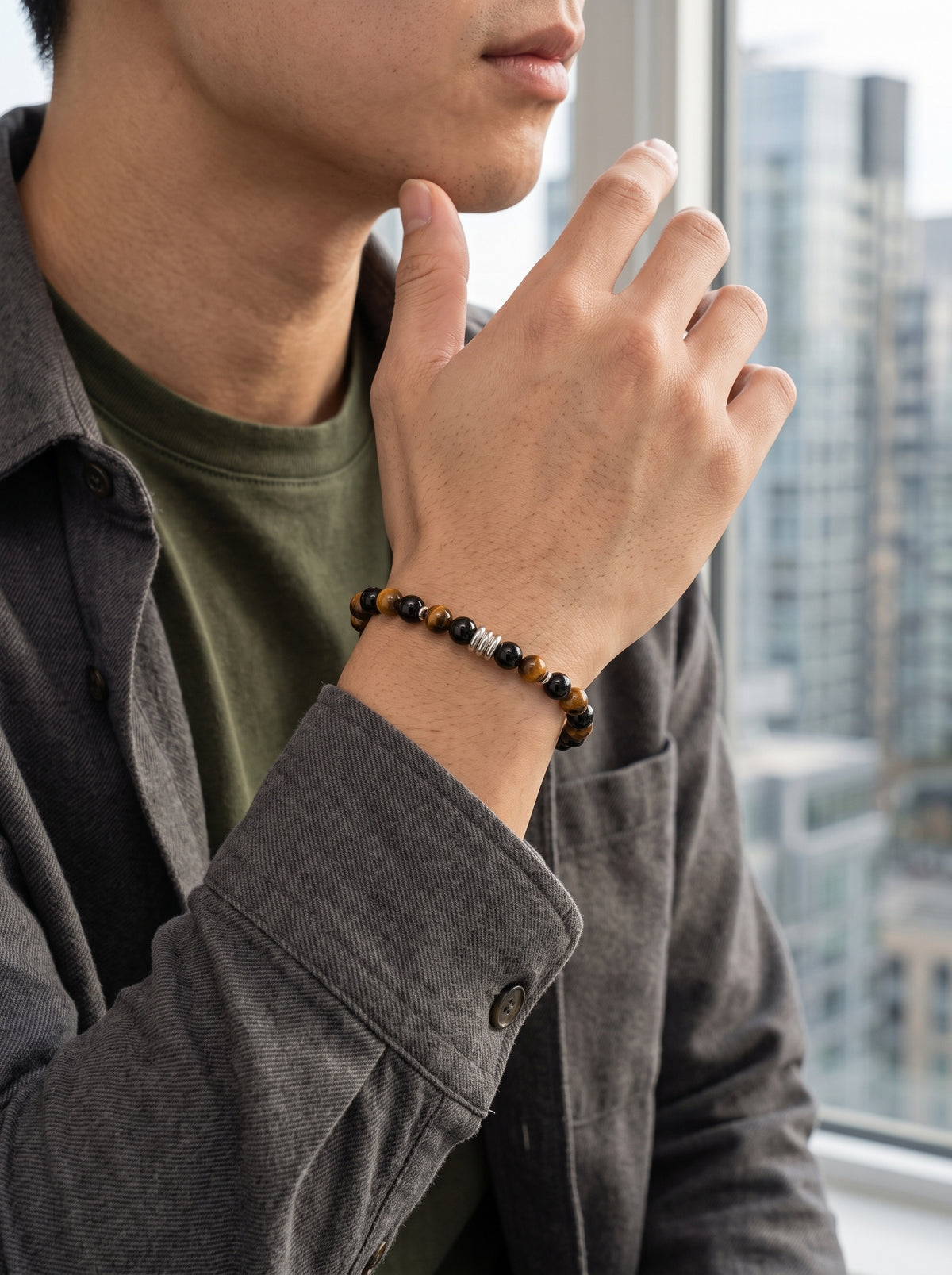 Pulsera Célyos plateada con ojo de tigre y ónix – elegancia y poder en un accesorio exclusivo 2