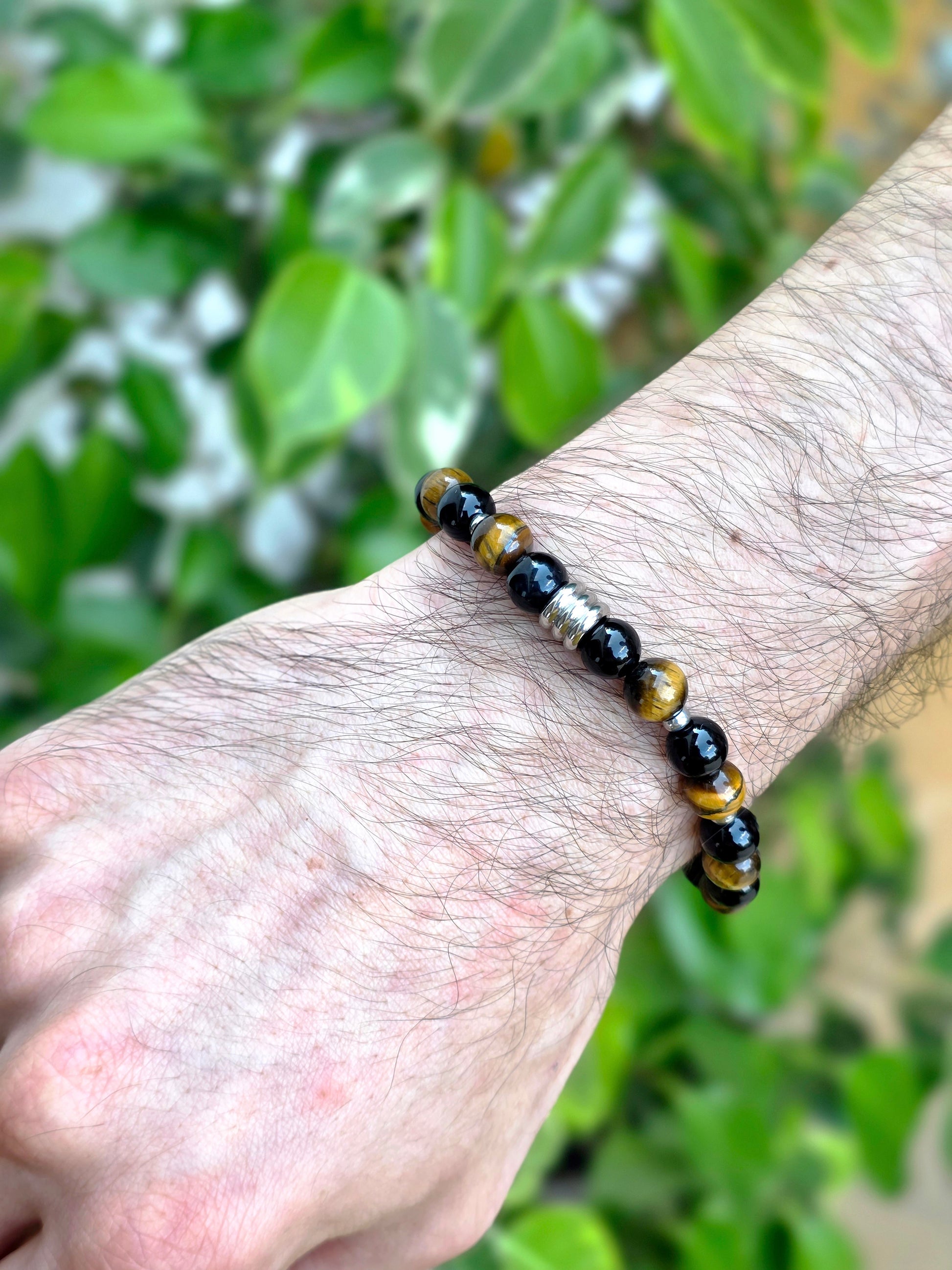 Pulsera Célyos plateada con ojo de tigre y ónix – elegancia y poder en un accesorio exclusivo