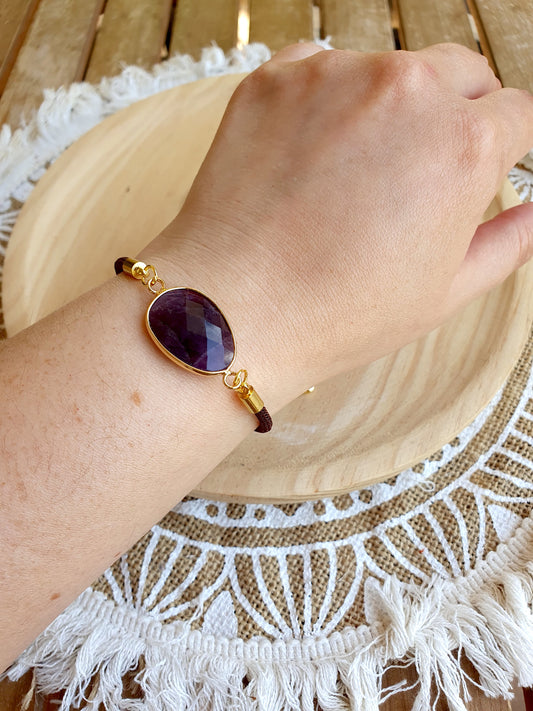 Pulsera de amatista facetada en cordón negro ajustable, joya de intuición y protección energética.