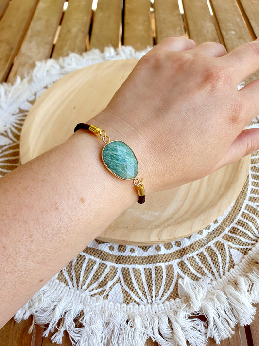 Pulsera de amazonita facetada en cordón negro ajustable, joya de serenidad y equilibrio.