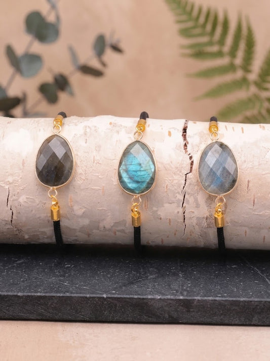 Pulsera de labradorita facetada en cordón negro ajustable, joya de intuición y protección energética.
