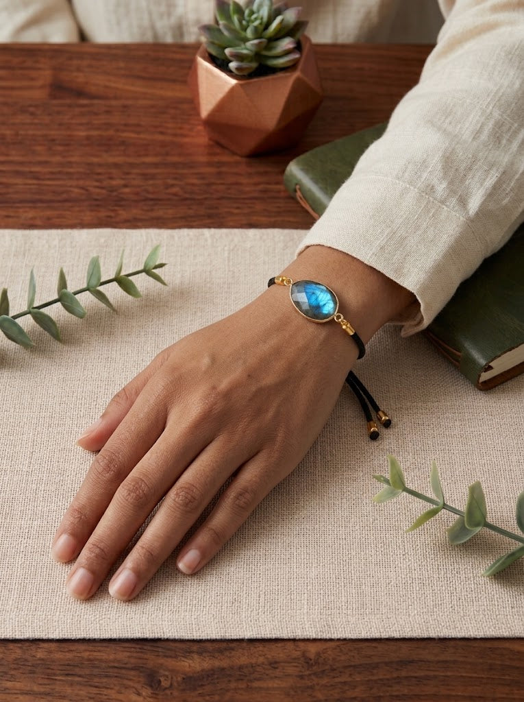 Pulsera de labradorita facetada en cordón negro ajustable, joya de intuición y protección energética. 2