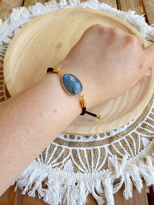 Pulsera de labradorita facetada en cordón negro ajustable, joya de intuición y protección energética.