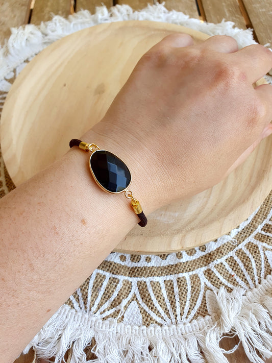 Pulsera de obsidiana negra facetada en cordón negro ajustable, joya de protección y fuerza energética.