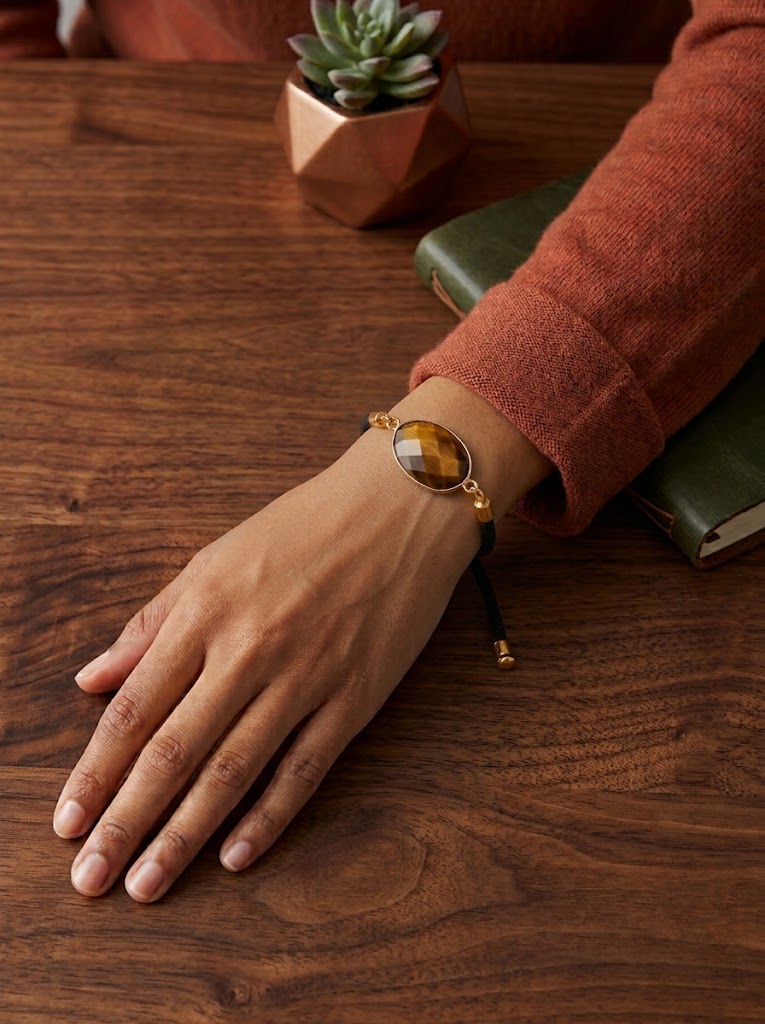 Pulsera de ojo de tigre facetada en cordón negro ajustable, joya de protección y confianza personal. 2