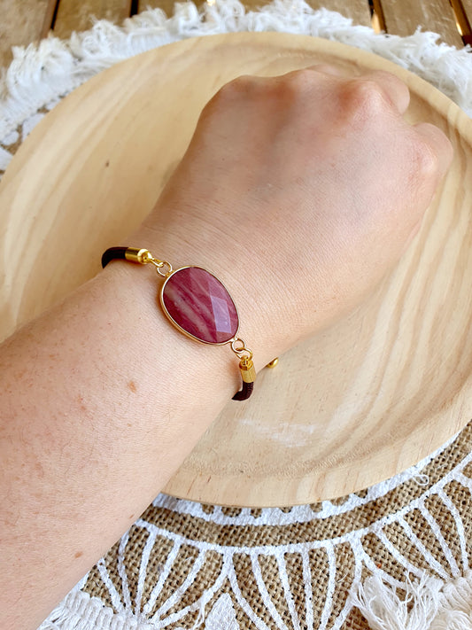 Pulsera de rodonita facetada en cordón negro ajustable, joya de amor propio y sanación emocional.