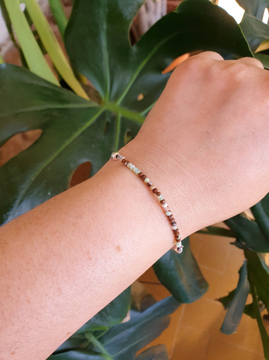 Pulsera ajustable de macramé con Crisopasa facetada natural – joya de renovación y vitalidad.