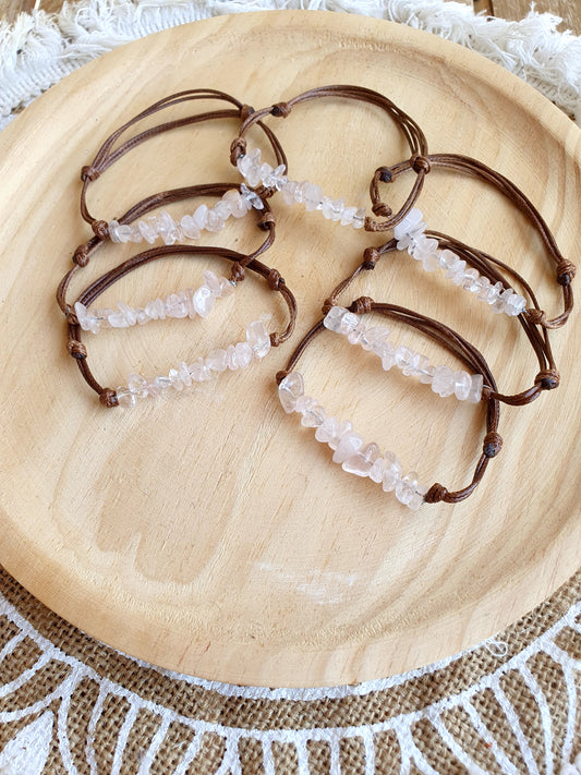 Pulsera ajustable de chips de Cuarzo Rosa natural con cordón de algodón encerado – joya de amor y sanación.