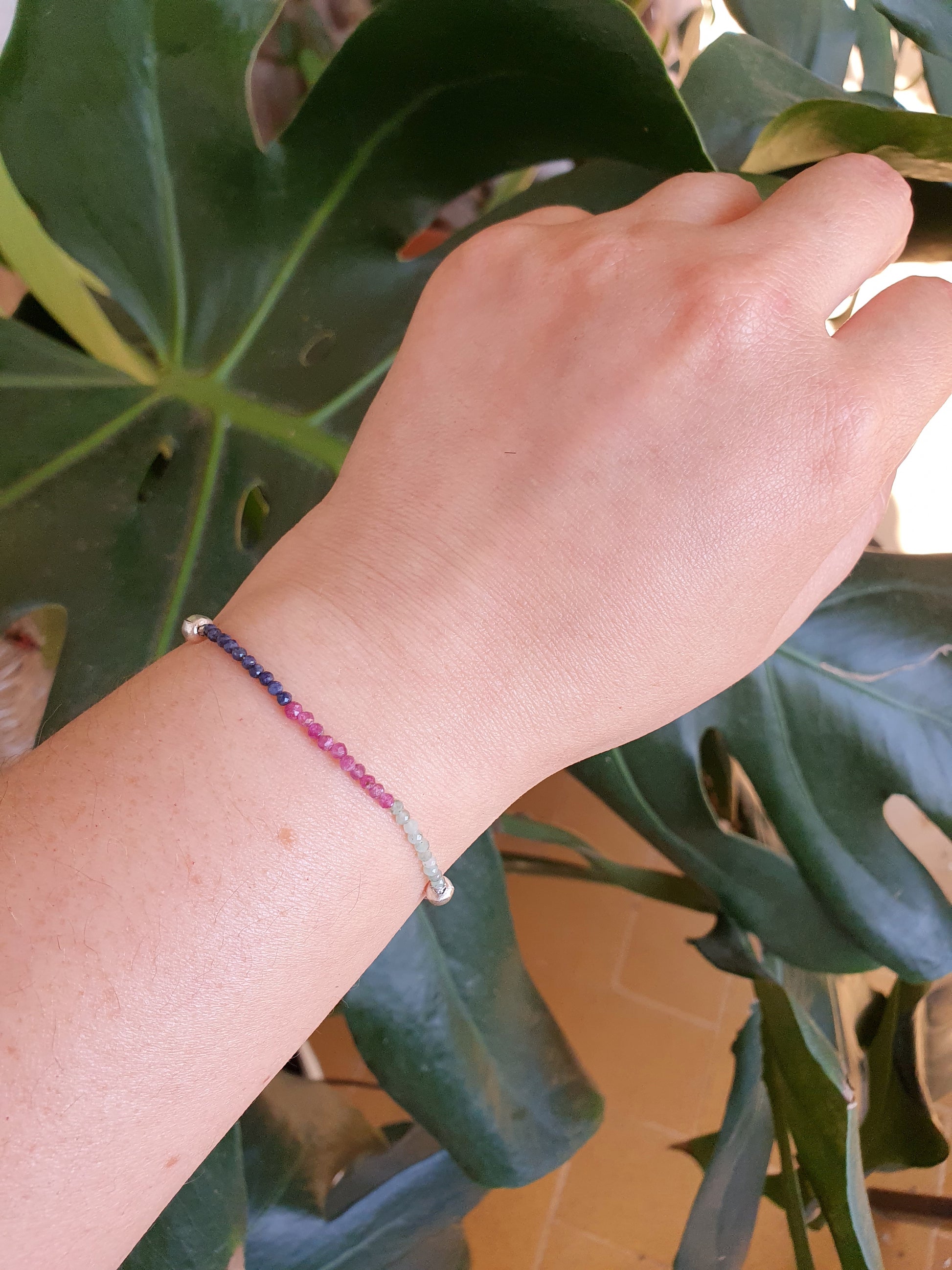 Pulsera ajustable de macramé con Esmeralda, Zafiro y Rubí facetados – joya de lujo y poder interior.