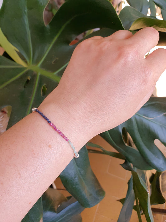 Pulsera ajustable de macramé con Esmeralda, Zafiro y Rubí facetados – joya de lujo y poder interior.