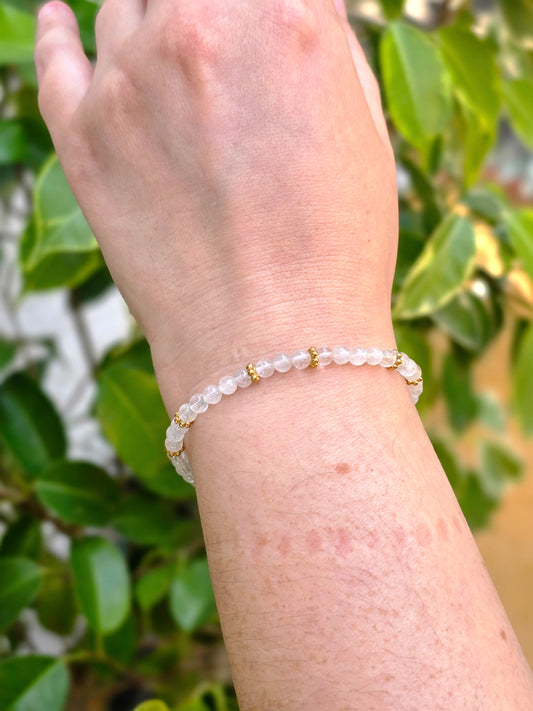 Pulsera Halo dorada con cuarzo blanco – pureza y claridad en un diseño exclusivo