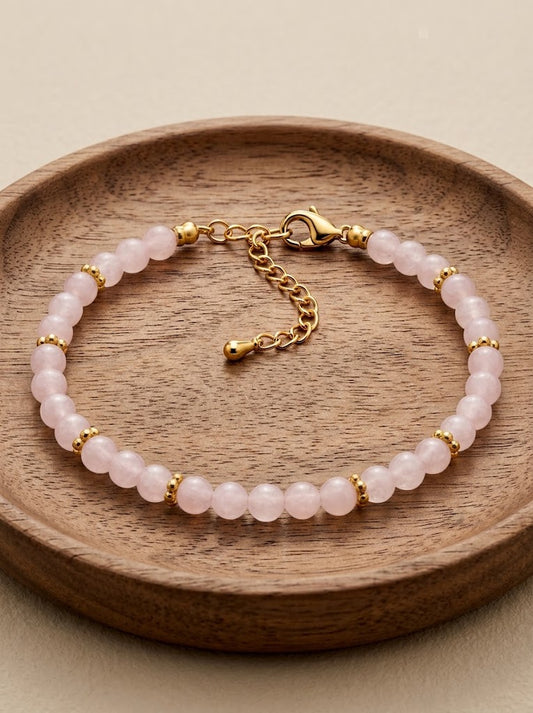 Pulsera Halo dorada con cuarzo rosa de 4 mm – elegancia fina y amor propio 1