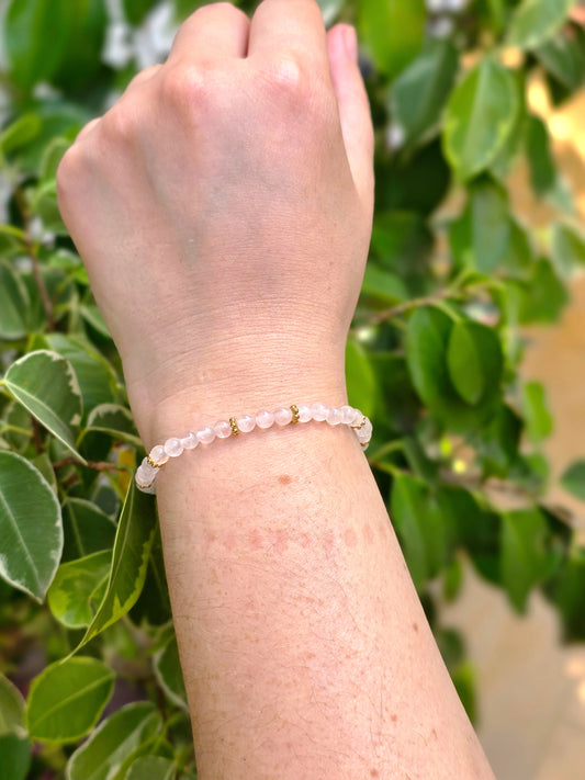Pulsera Halo dorada con cuarzo rosa de 4 mm – elegancia fina y amor propio