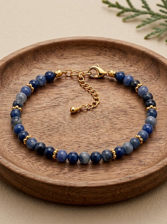 Pulsera Halo dorada con sodalita de 4 mm – claridad y estilo minimal 1