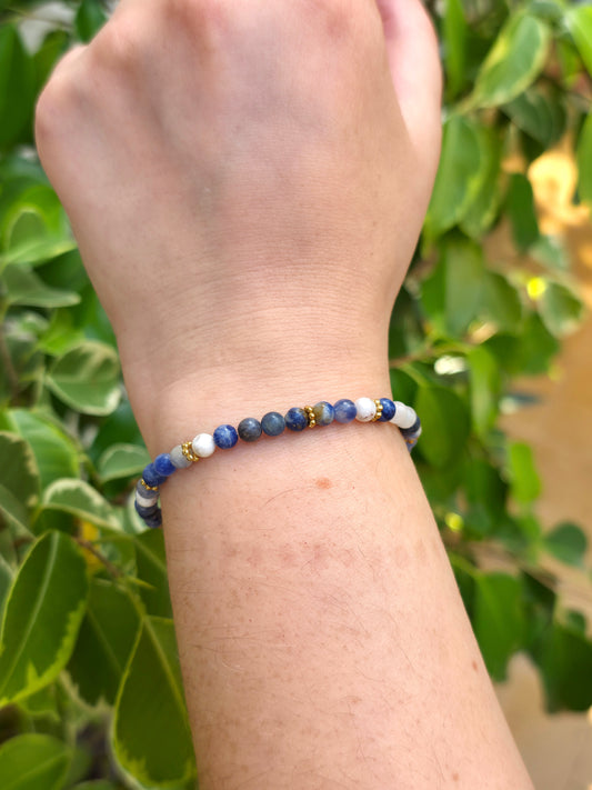 Pulsera Halo dorada con sodalita de 4 mm – claridad y estilo minimal
