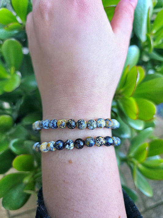 Pulsera de jaspe océano azul natural cuentas 6 mm tonos azules y arena pulsera calmante y protectora