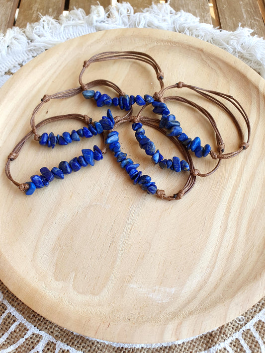 Pulsera ajustable de chips de Lapislázuli natural con cordón de algodón encerado – joya de intuición y sabiduría.