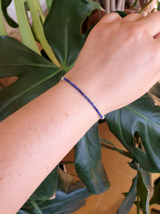 Pulsera ajustable de macramé con Lapislázuli facetado natural – joya de intuición y sabiduría.