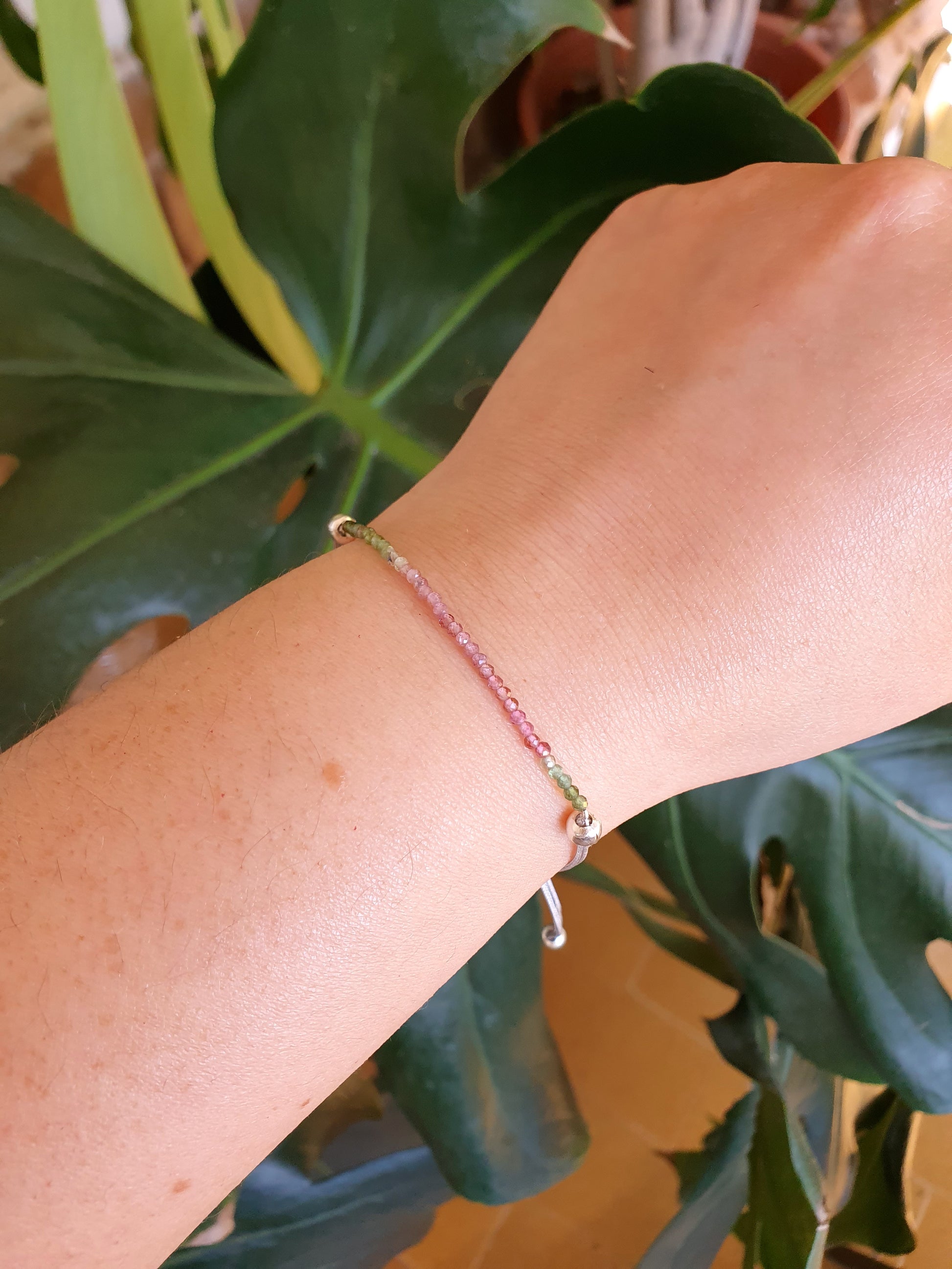 Pulsera ajustable de macramé con Turmalina Multicolor facetada – joya de protección y alegría.