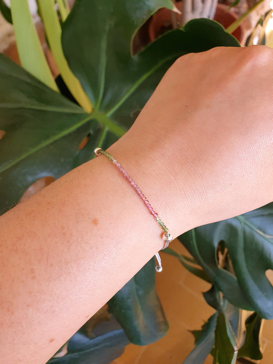 Pulsera ajustable de macramé con Turmalina Multicolor facetada – joya de protección y alegría.
