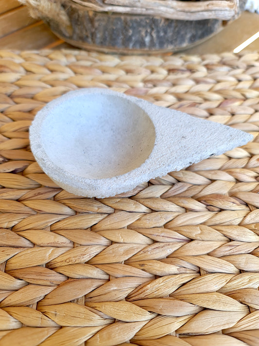 quemador o portainciensos de cemento hecho a mano artesanal.
