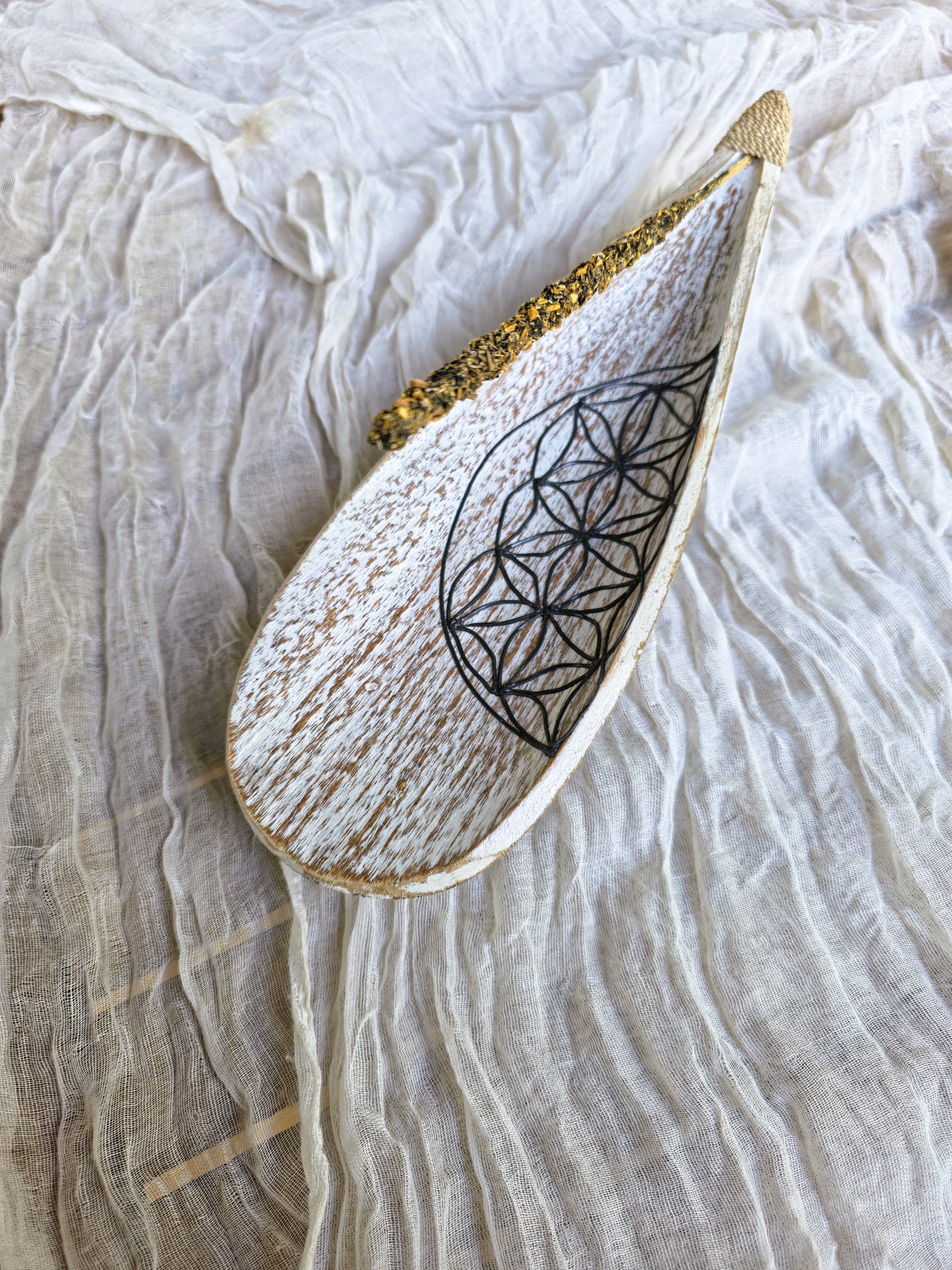 Incensario artesanal de hoja de coco para rituales y limpieza energética