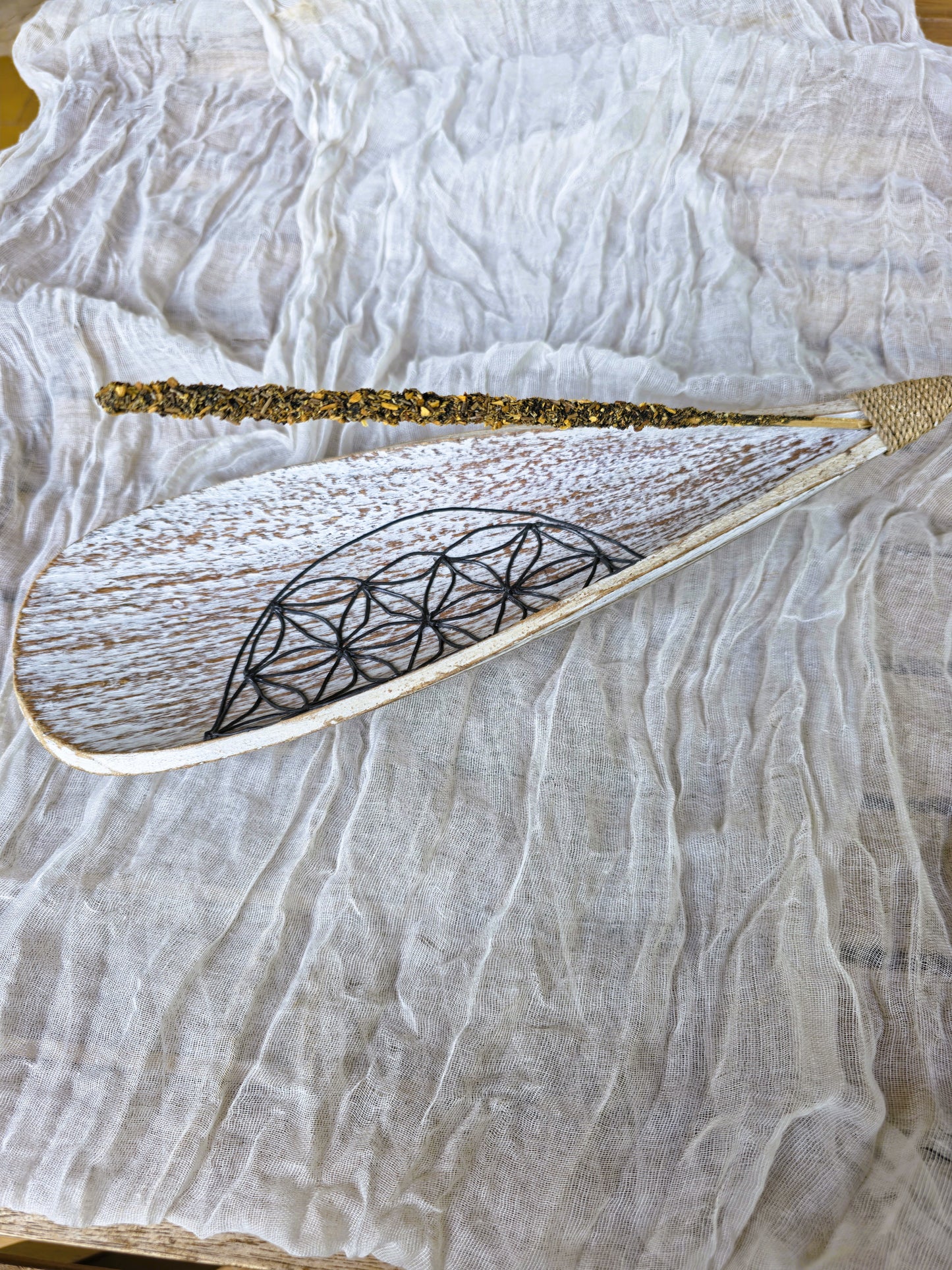 Quemador de hoja de coco blanco con símbolo Flor de la Vida