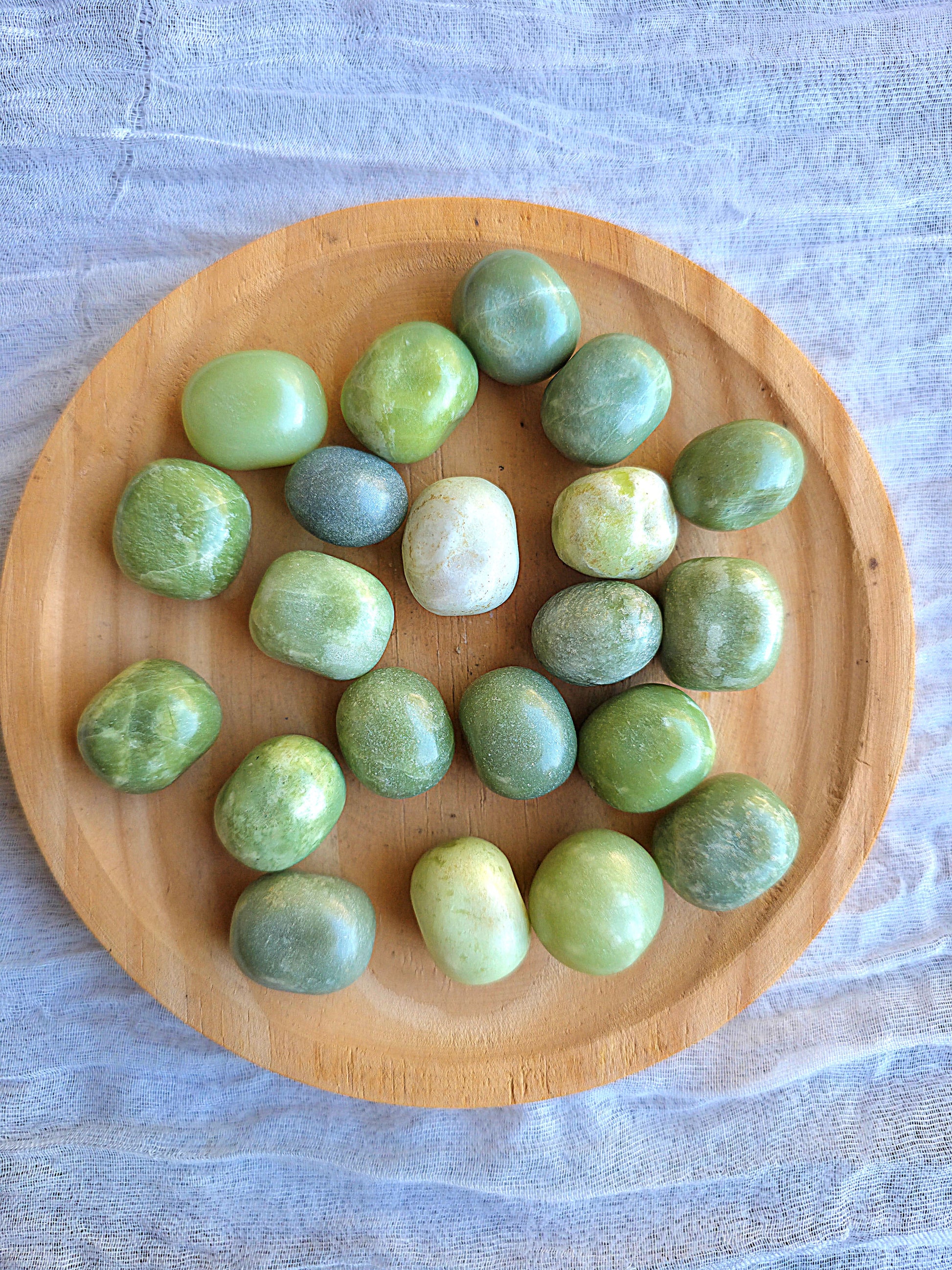 rodado de jade verde natural 2 cm piedra de prosperidad armonía y equilibrio mineral energético