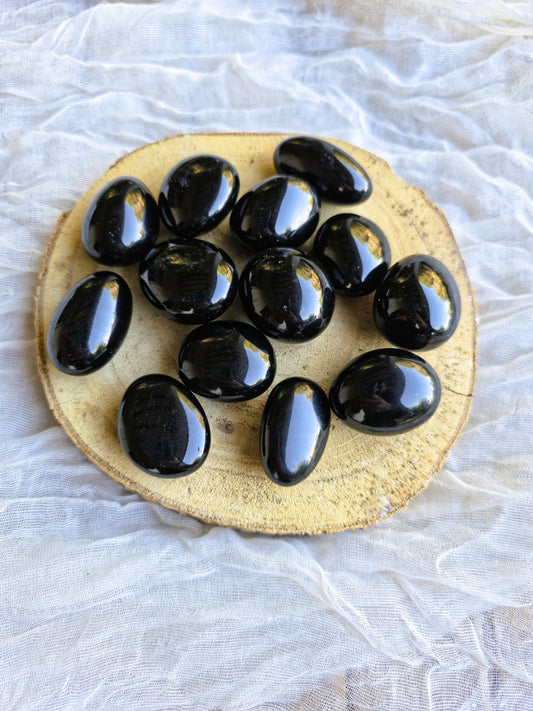 Rodado de obsidiana negra natural pulido de 3 a 4 cm