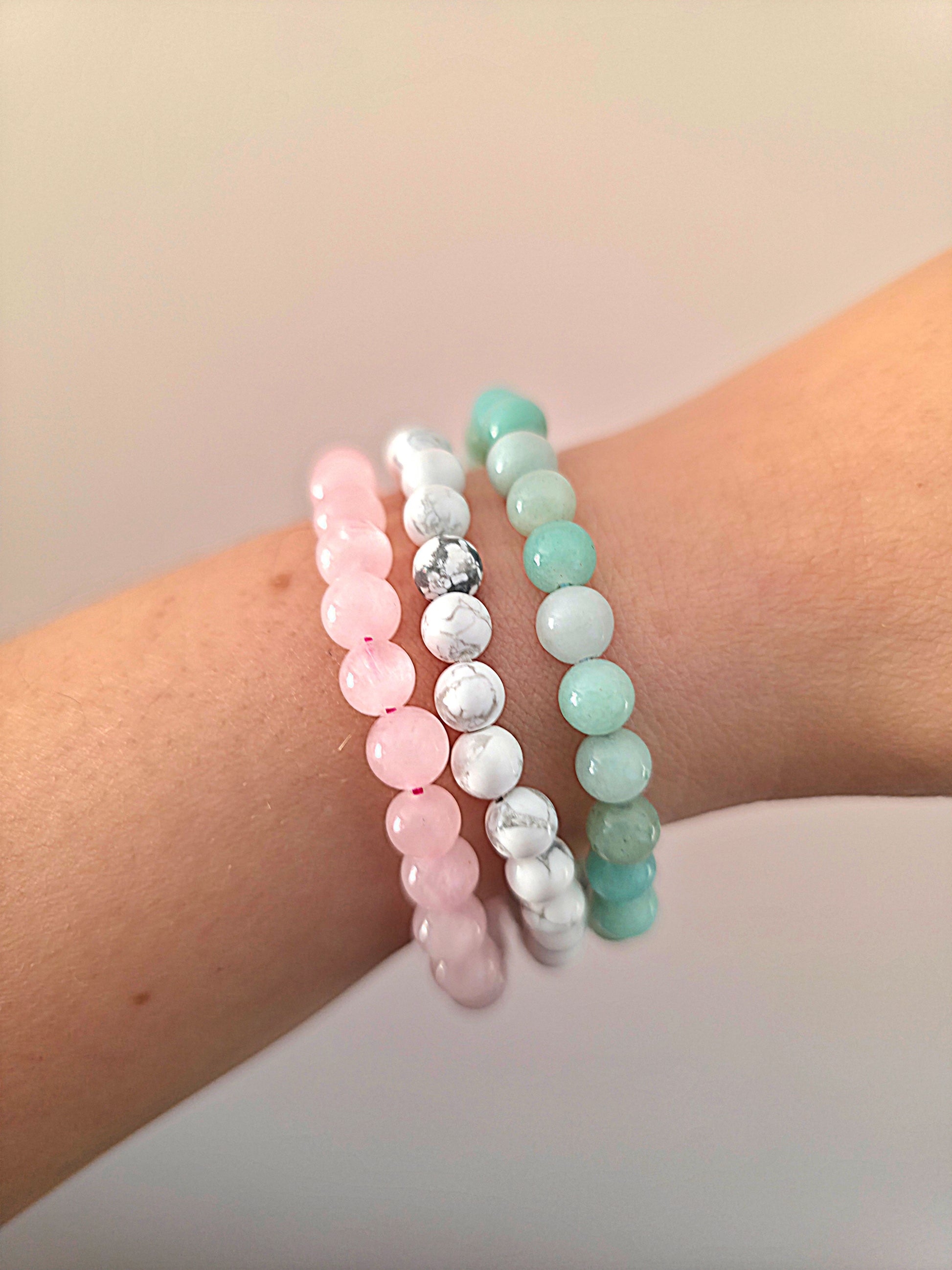 trio pulseras calma bienestar emocional cuarzo rosa howlita amazonita