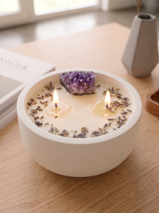 Vela aromática artesanal Amethyst, con drusa de amatista calidad extra foto encendida