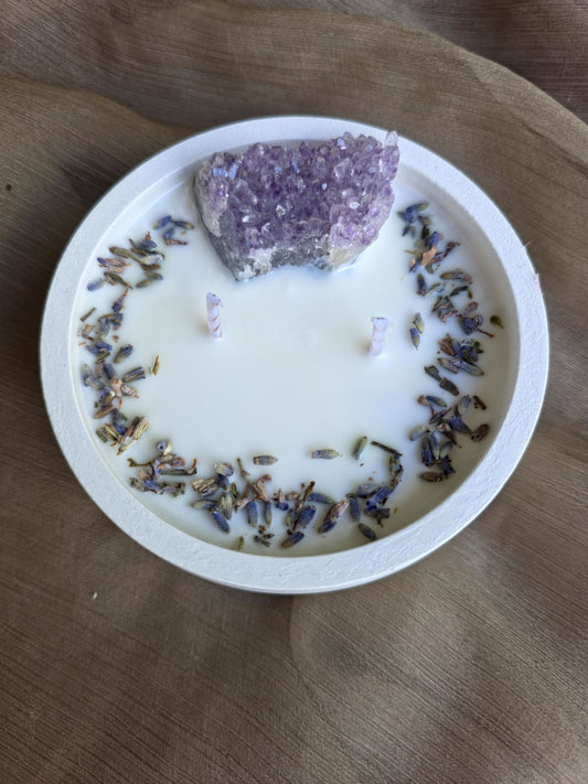 Detalle vela aromática Amethyst con drusa de amatista en bruto