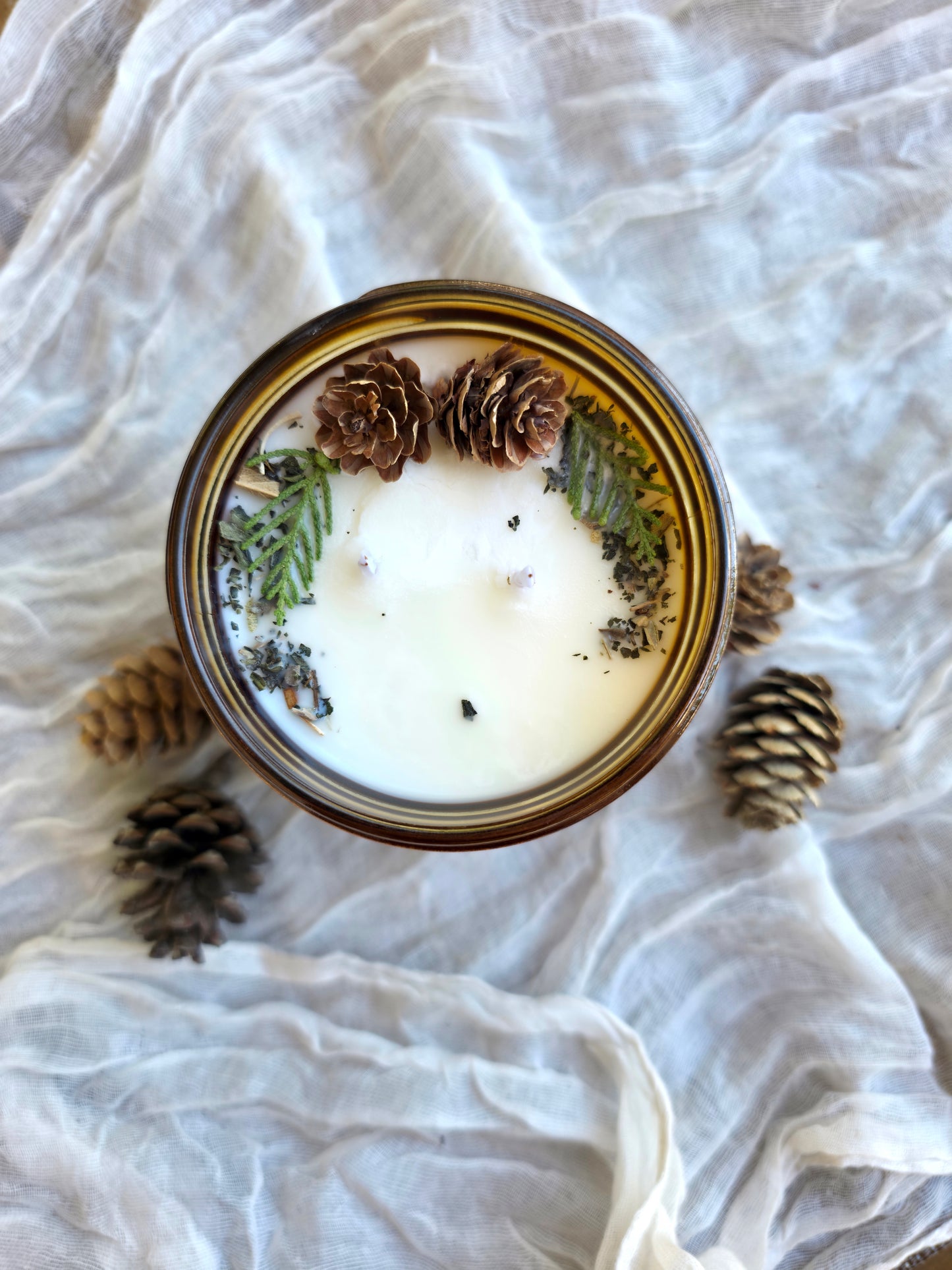 Vela de soja navideña con aroma a musgo, pino, menta y abeto balsámico