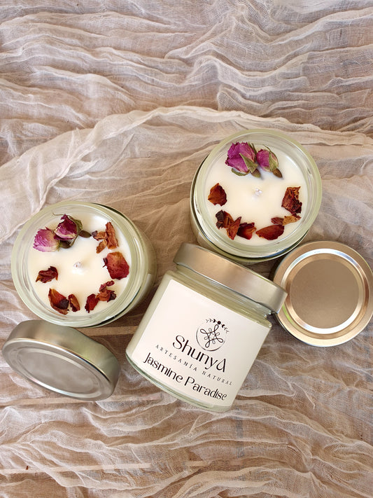 Vela aromática artesanal Jasmine Paradise de cera de soja, con aroma natural a jazmín y rosas, elaborada a mano en tarro elegante.