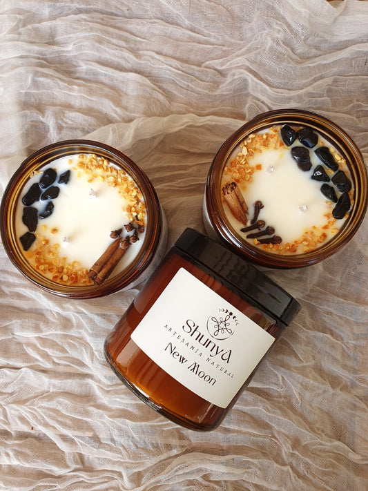 Vela aromática artesanal New Moon de cera de soja ecológica, hecha a mano, perfecta para rituales de luna nueva y meditación.