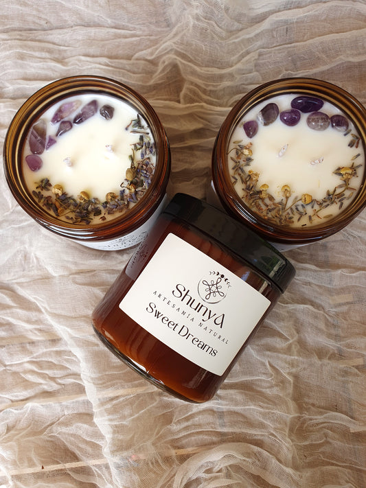 Vela aromática artesanal Sweet Dreams de cera de soja, elaborada a mano, fragancia suave ideal para descanso y relajación.