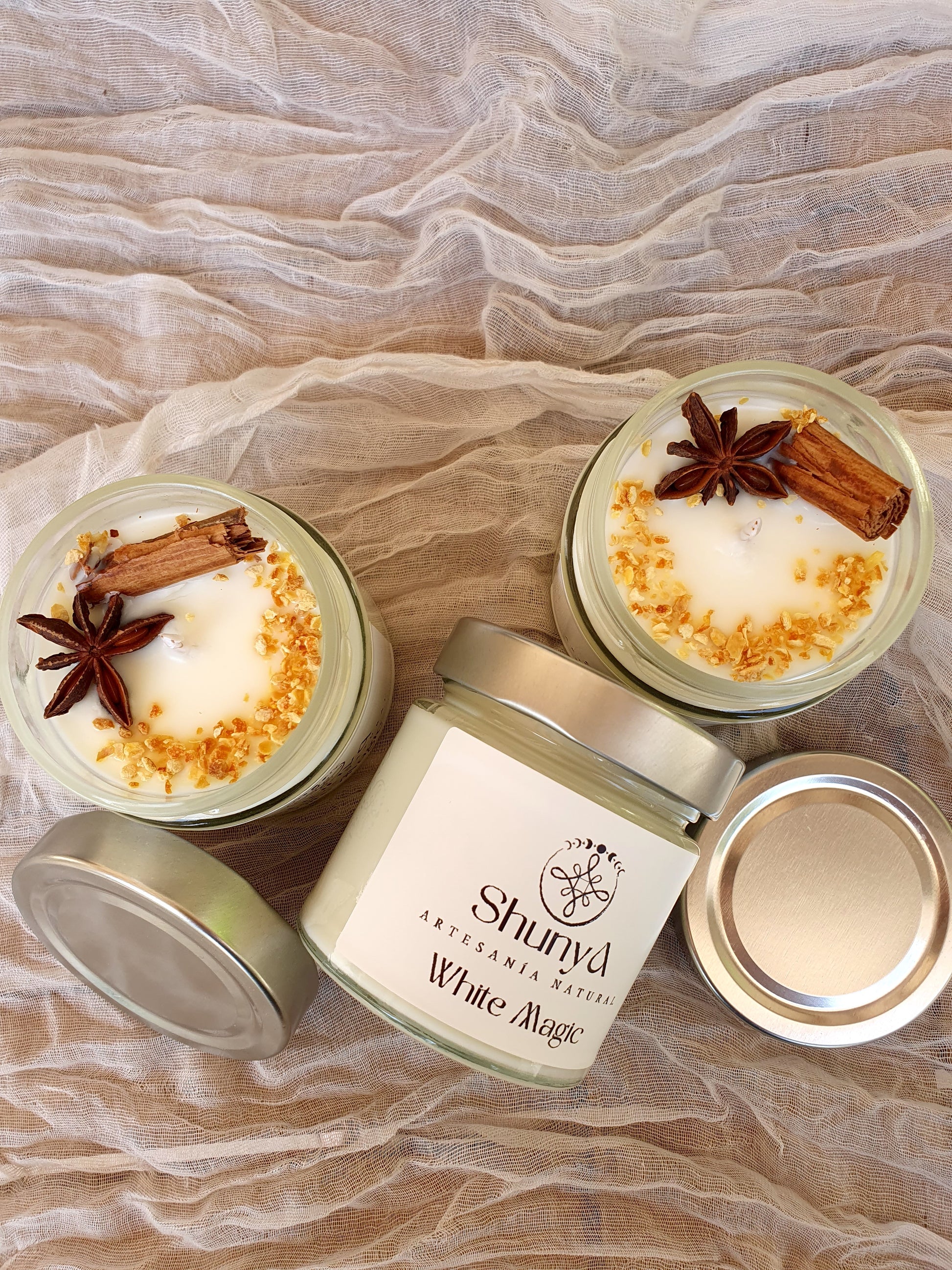 Vela aromática artesanal White Magic de cera de soja, hecha a mano, con fragancia mística para limpieza energética y bienestar.