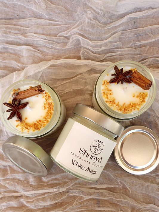Vela aromática artesanal White Magic de cera de soja, hecha a mano, con fragancia mística para limpieza energética y bienestar.