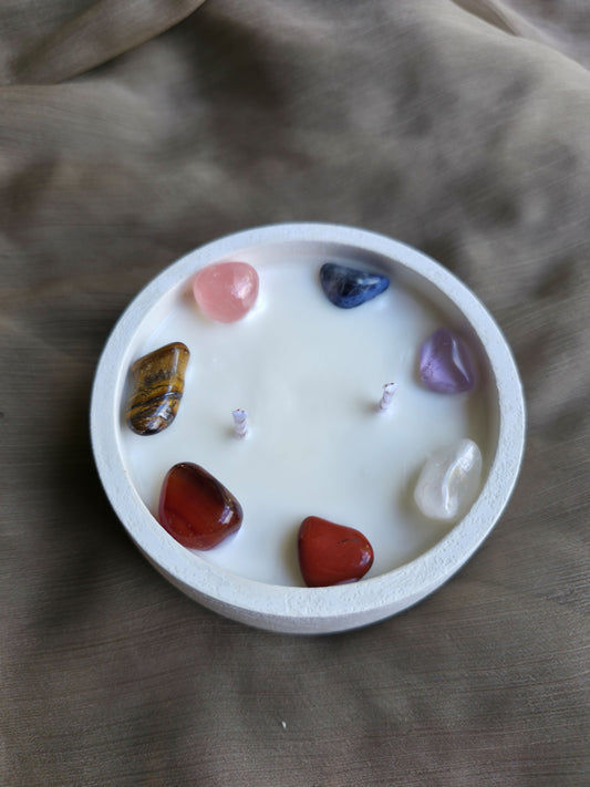 Detalle vela aromática Chakra Essence con 7 rodados que representan los 7 chakras