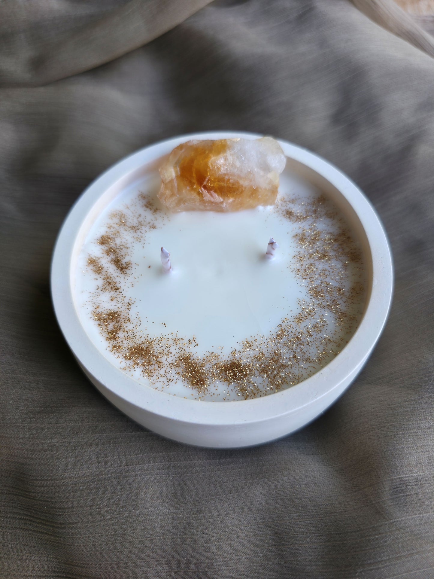 Detalle de vela aromática artesanal Eternal Glow, con un masivo de citrino y aroma a galletas recién horneadas de jengibre