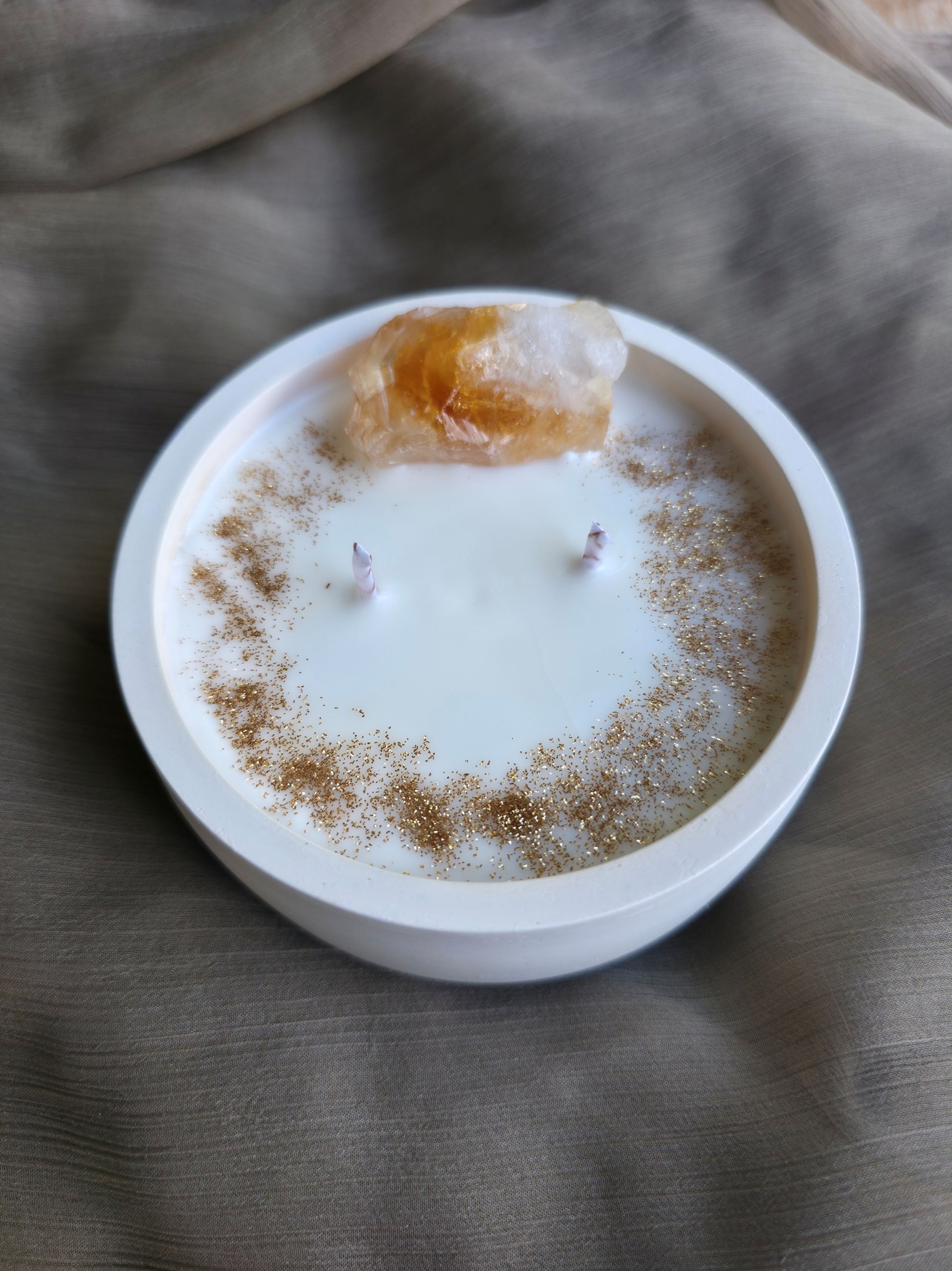 Detalle de vela aromática artesanal Eternal Glow, con un masivo de citrino y aroma a galletas recién horneadas de jengibre