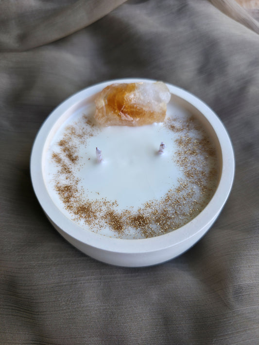 Detalle de vela aromática artesanal Eternal Glow, con un masivo de citrino y aroma a galletas recién horneadas de jengibre