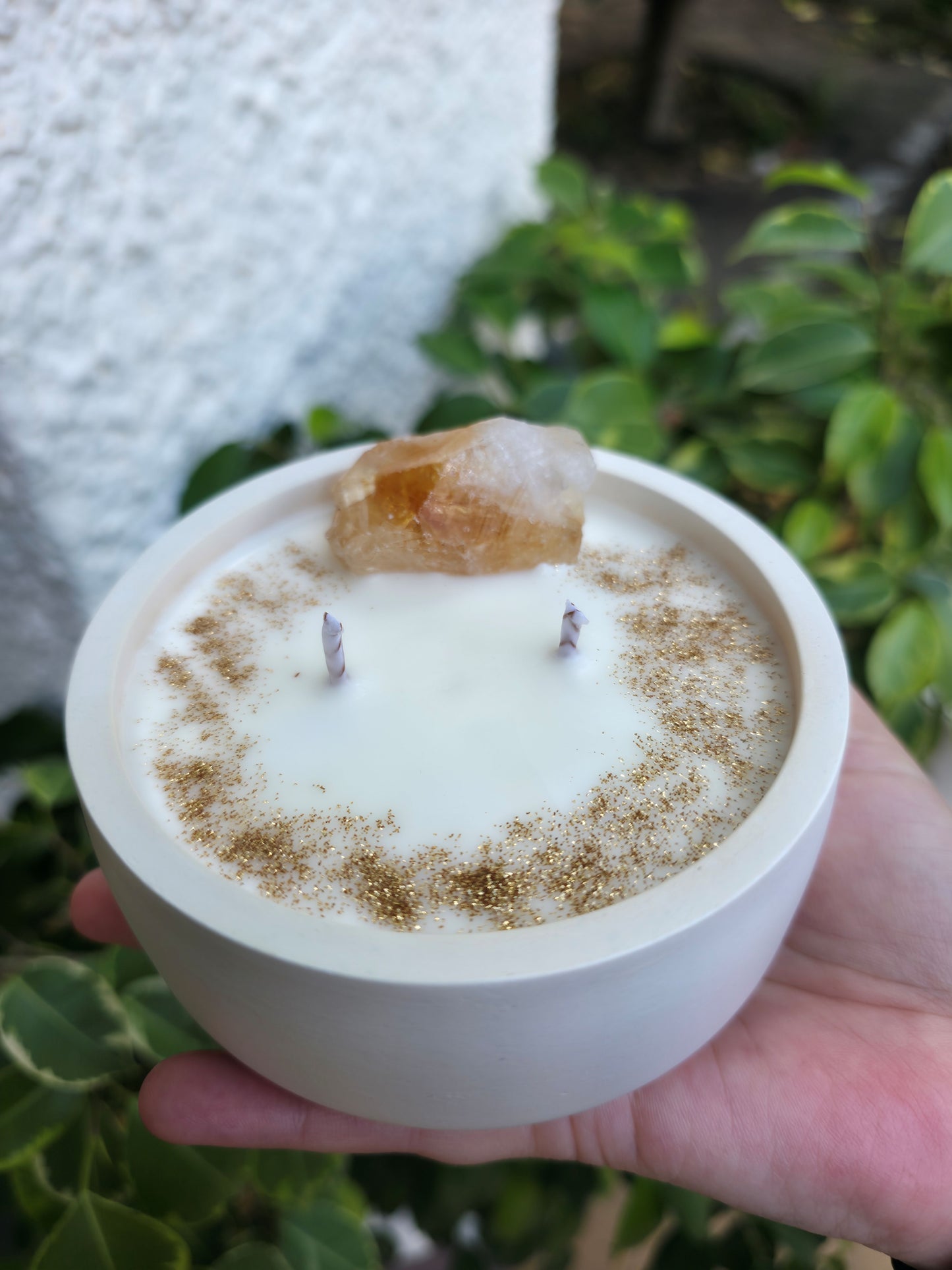 Vela aromática artesanal Eternal Glow, incorpora un masivo de citrino y evoca a galletas recién horneadas de jengibre, canela y vainilla