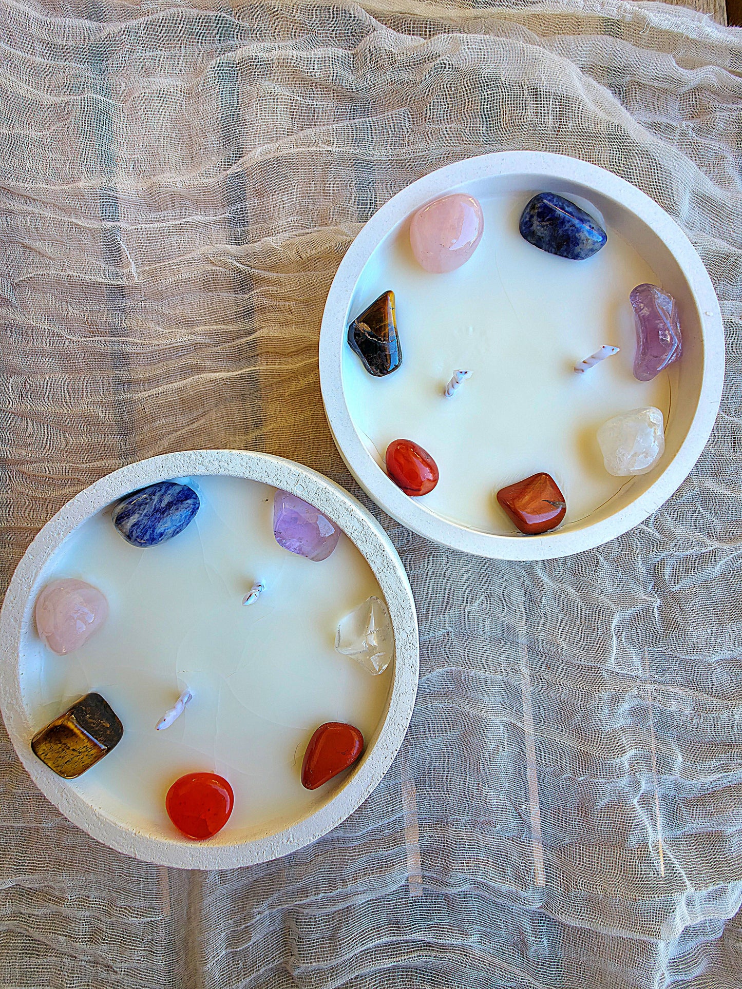 Detalle vela aromática Chakra Essence con 7 rodados que representan los 7 chakras