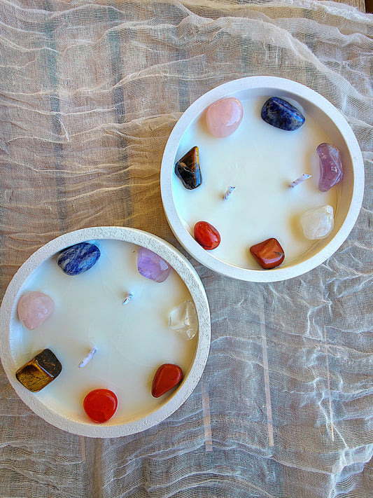 Detalle vela aromática Chakra Essence con 7 rodados que representan los 7 chakras