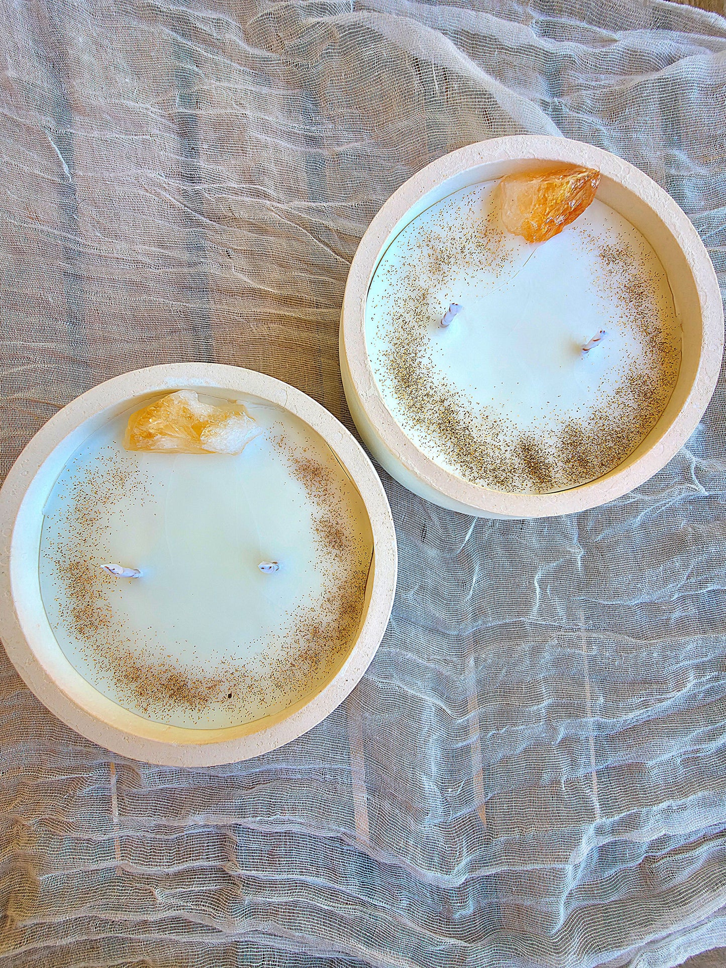 Detalle de vela aromática artesanal Eternal Glow, con un masivo de citrino y aroma a galletas recién horneadas de jengibre