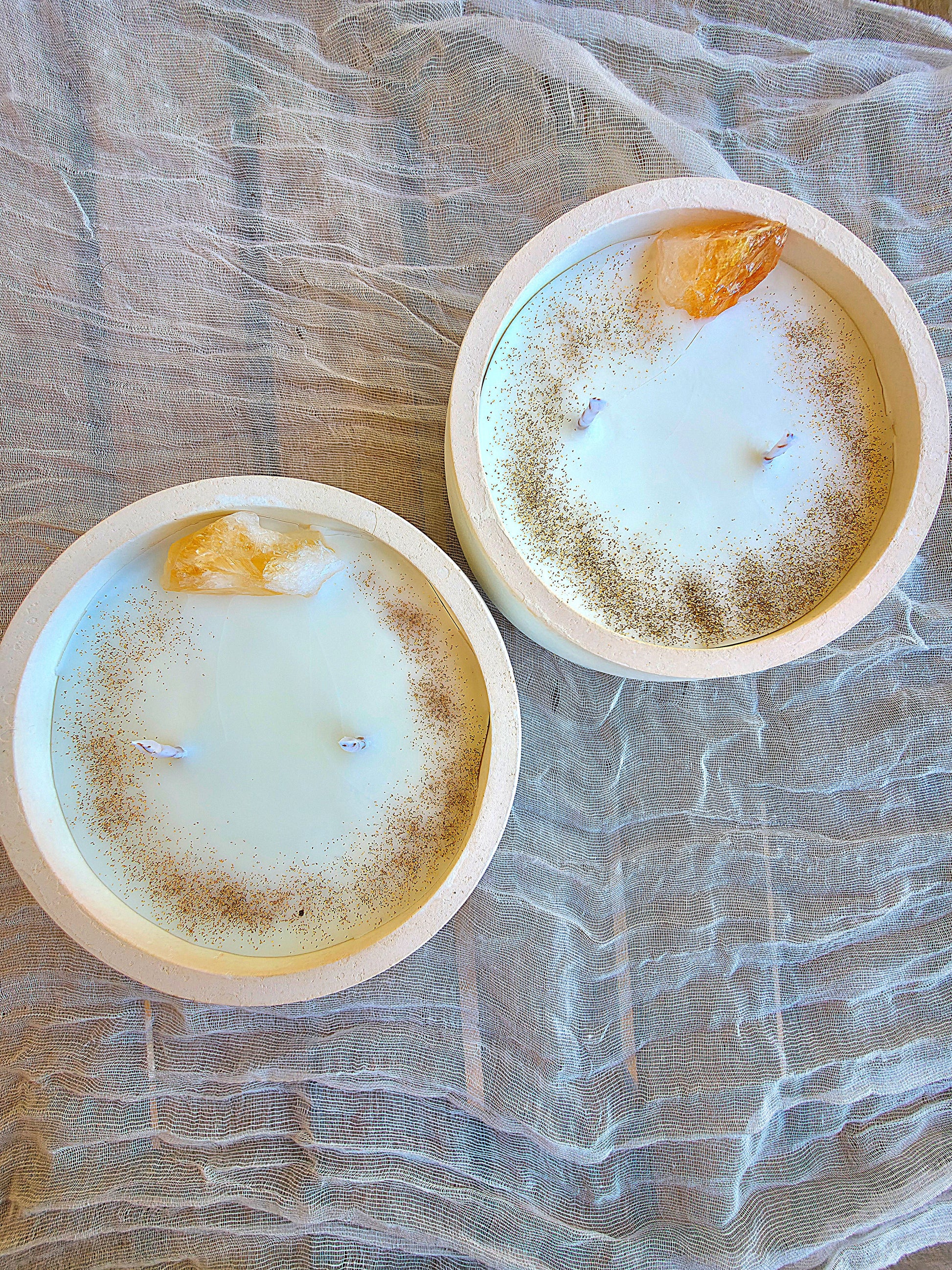 Detalle de vela aromática artesanal Eternal Glow, con un masivo de citrino y aroma a galletas recién horneadas de jengibre