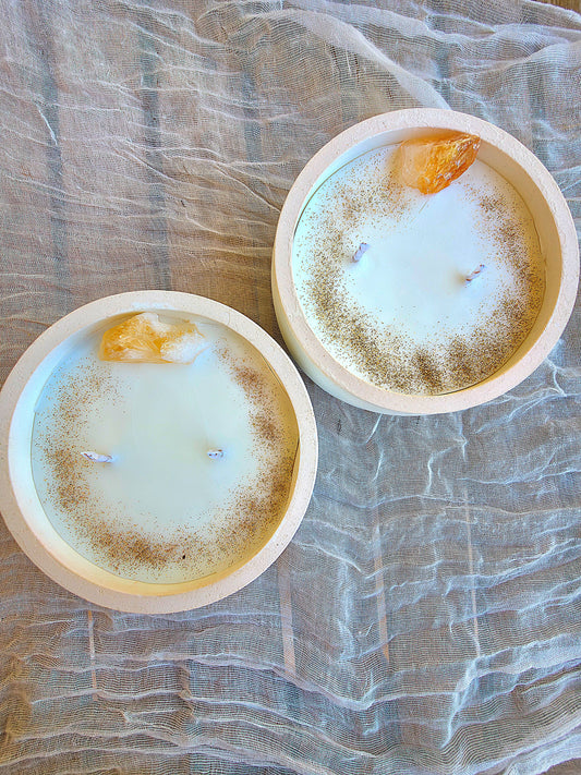 Detalle de vela aromática artesanal Eternal Glow, con un masivo de citrino y aroma a galletas recién horneadas de jengibre